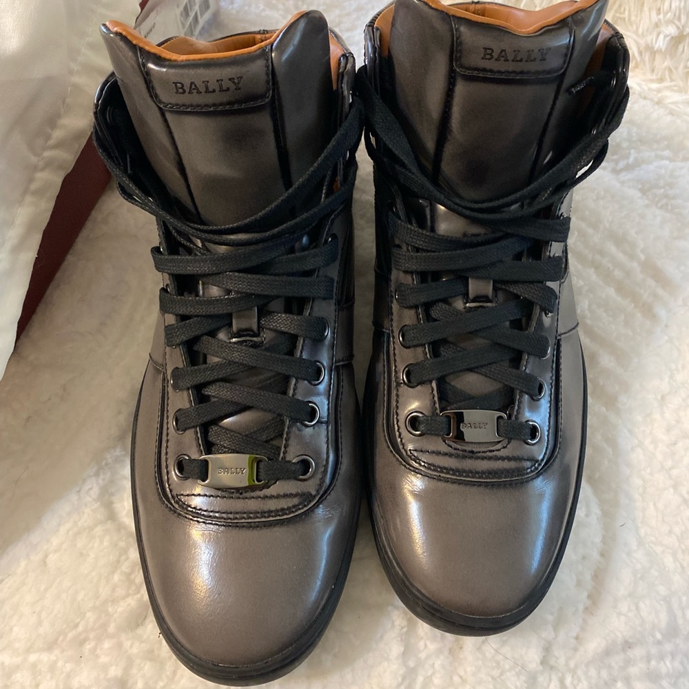 High top sturdy Ballys with a smooth smoke gray color and easy wipe off